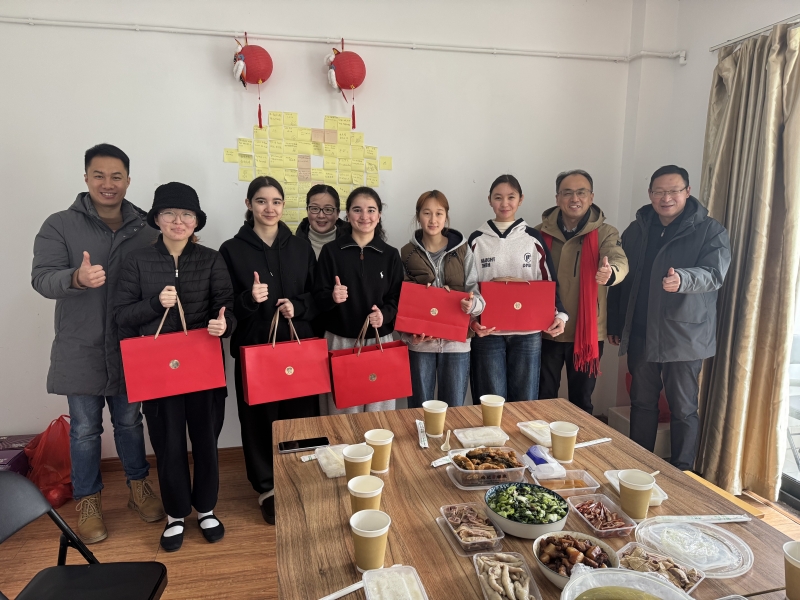 校领导与留学生共贺丙午马年